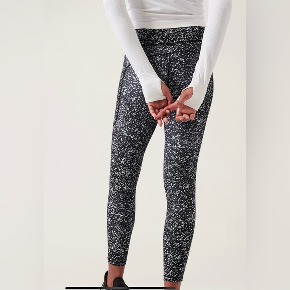 NEW Athleta Ultimate Stash Textured 7/8 Tight in Storm Texture Black - Picture 2 of 12